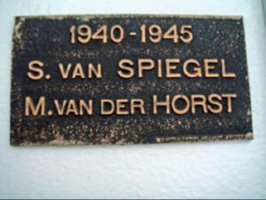 Plaquette ter herdenking aan Sophie van Spiegel en collega op de Vismarktschool in Den Helder