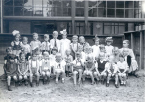 Klassenfoto Fröbelschool aan de Beekensteinschelaan 39a met linksvoor Sophie van Tijn