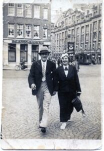 Wandelend echtpaar Jacob Manuel de Groot en Emma Nooitrust in juli 1936